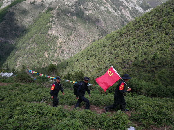 【中国梦·实践者】金沙江畔民警传承“羊拉公安精神”